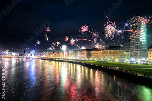 Canvas Print Silvester feuerwerk in Düsseldorf von der Rheinkniebrücke mit Riesenrad und Mini