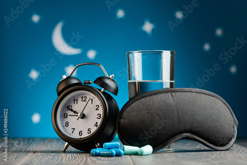 Принти на полотні Clock, pills, earplugs, mask