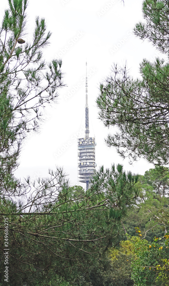 Fototapeta premium Torre de telecomunicaciones en el Parc Natural de Collserola, Barcelona, Catalunya, España