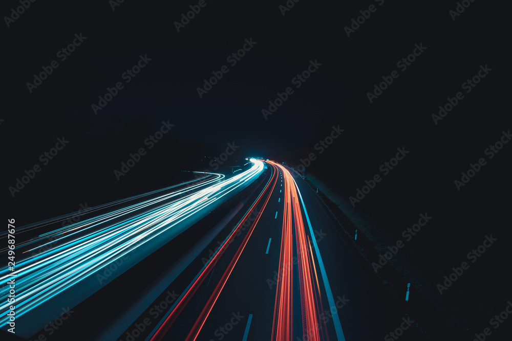 Fototapeta premium Daten-autobahn in der Nacht