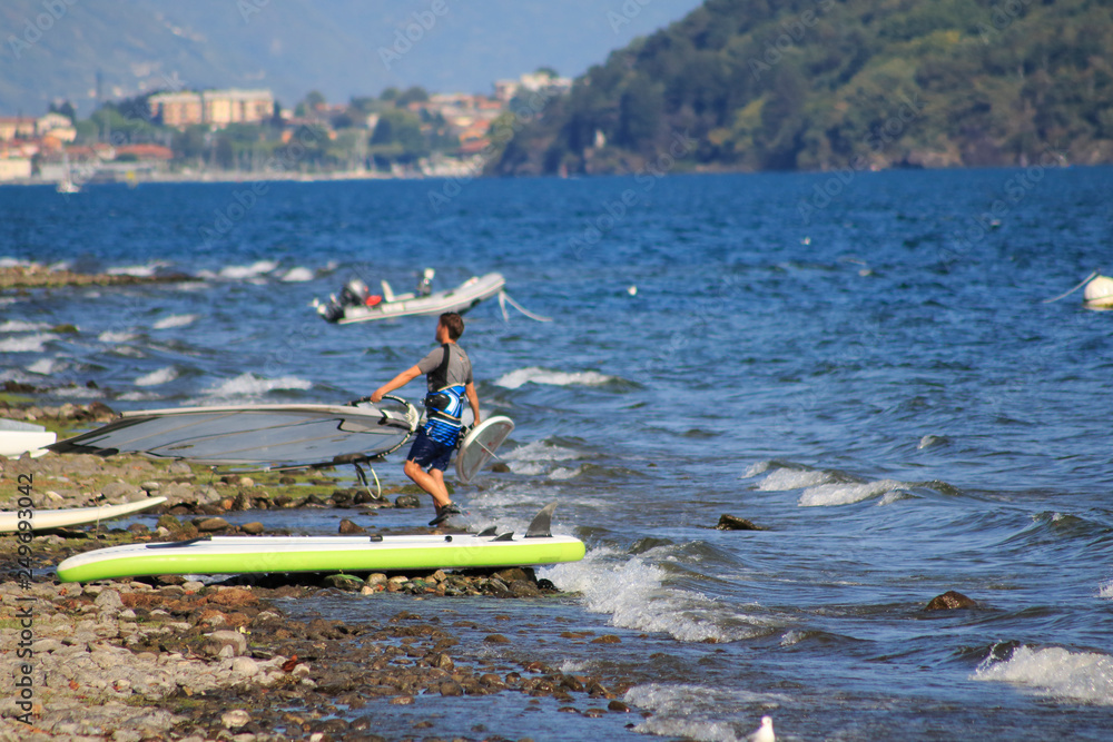 Obraz premium Surfer und Segler am oberen Teil vom Comer See in Italien