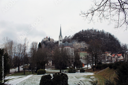 Parco arboreo di Bled con neve e persone