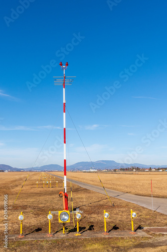 Anflugbefeuerung vor einer Landebahn am Flughafen photo