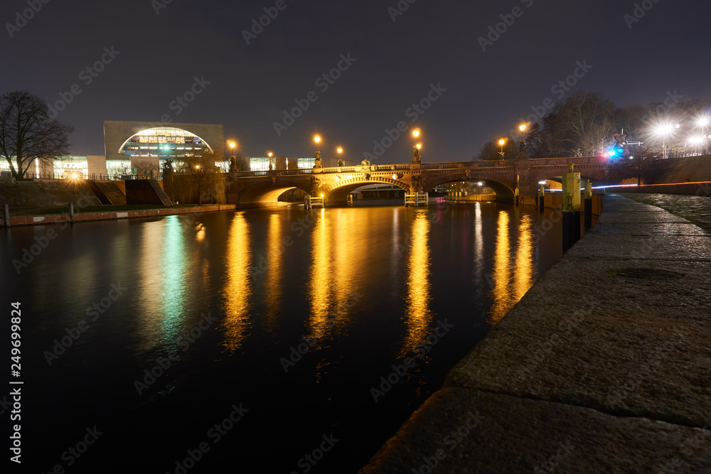 Brücke mit Spiegelung im Wasser Nachts in Berlin