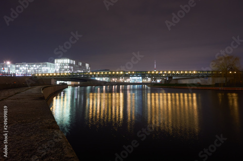 Brücke mit Spiegelung im Wasser Nachts in Berlin