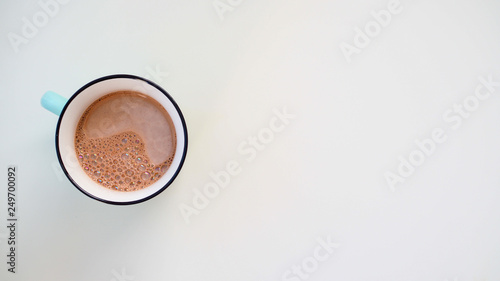 Kakao w miętowym kubeczku na białym tle