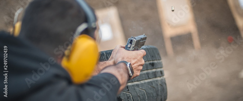 Valokuva Advanced outdoor tactical shooting on target around barrier and wall