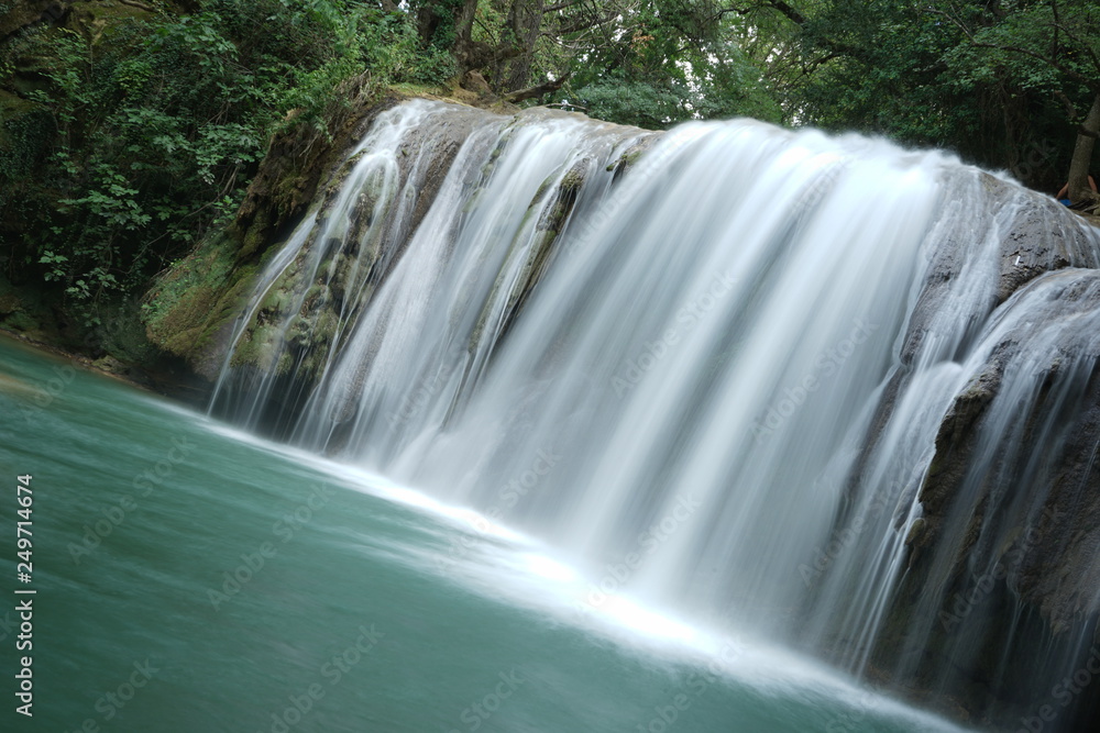 Obraz premium long exposure waterfall in forest lagoon - Argens river, France