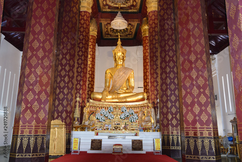 Buda coronado en el Templo Wat Na Phra Mane : Wat Na Phra Meru en la ciudad isla de Ayutthaya en el subdistrito Tha Wasukri  © gurb101088