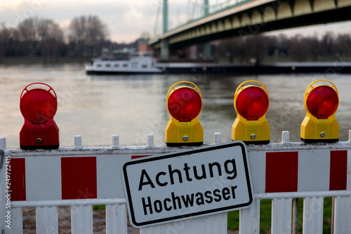 Rhein Hochwasser, Köln 2018 - Mülheimer-Brücke Mülheim Schiff Absperrung