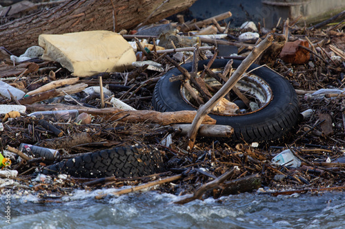 Umweltverschmutzung Hochwasser Rhein Plastik Treibholz Autoreifen