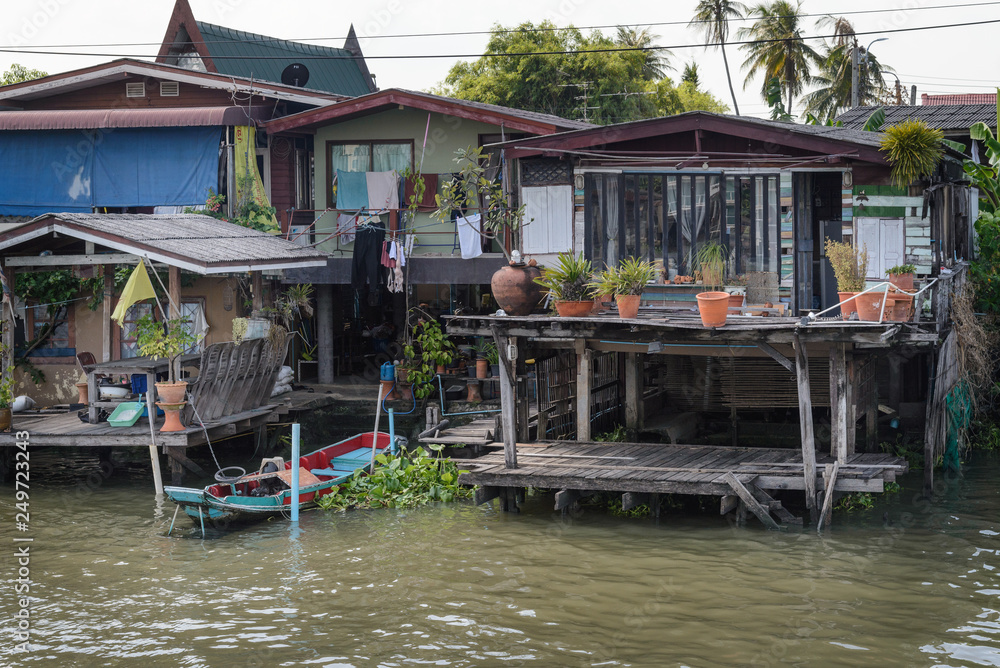 Obraz premium Buddyjscy domy i świątynie na banku Chao Phraya rzeka, żegluje w kierunku Bangkok, Tajlandia