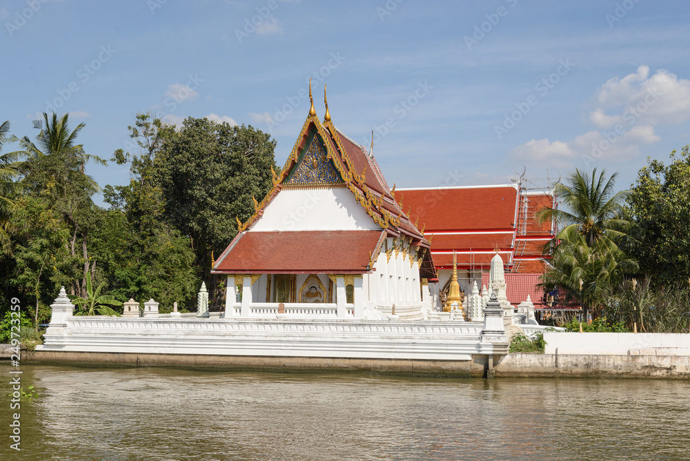 Casas y templos budistas en la orilla del rio Chao Phraya, navegando hacia  Bangkok, Tailandia Stock Photo | Adobe Stock