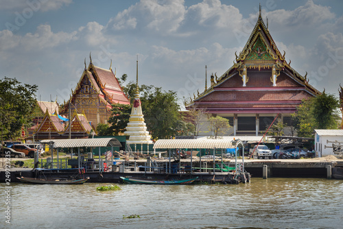 Casas y templos budistas en la orilla del rio Chao Phraya, navegando hacia Bangkok, Tailandia photo