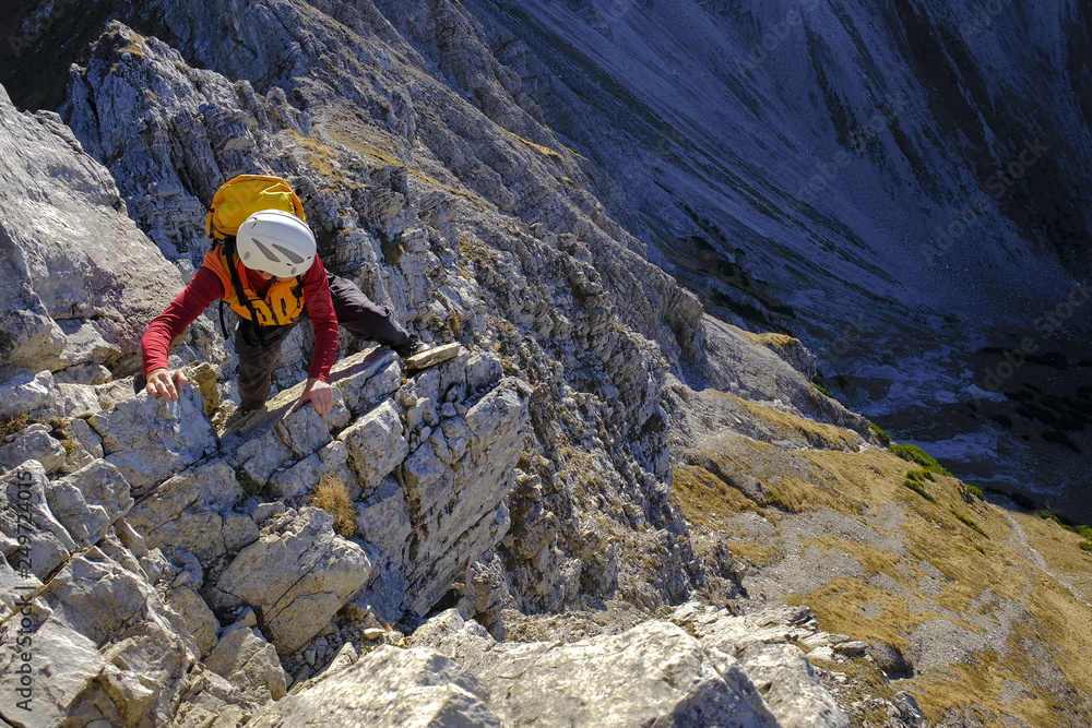 Bergsteigen / Klettern an Felswand