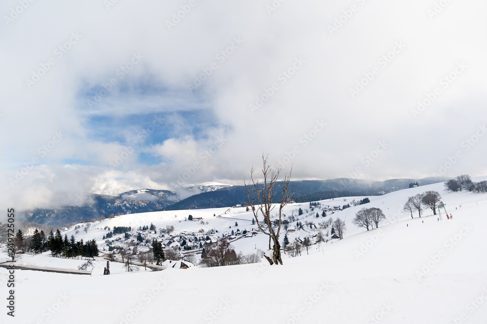 Hofsgrund im Schwarzwald im Winter mit Wolkenhimmel