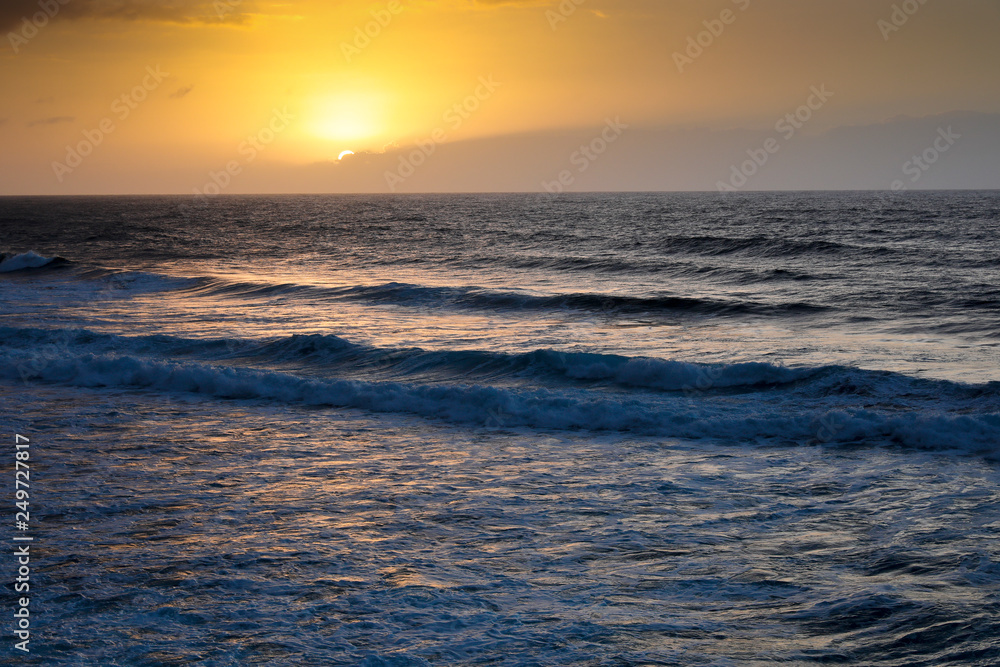 Fototapeta premium Wellen im Meer im Abendrot