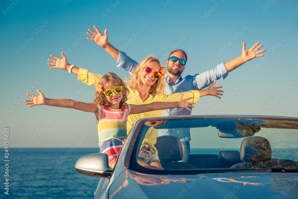 Obraz premium Happy family travel by car