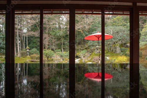日本庭園をお寺の窓から望む 室内の磨かれた机の反射が面白い Stock Photo Adobe Stock 日本庭園をお寺の窓から望む 室内の磨かれた机の反射が面白い Stock Photo Adobe Stock