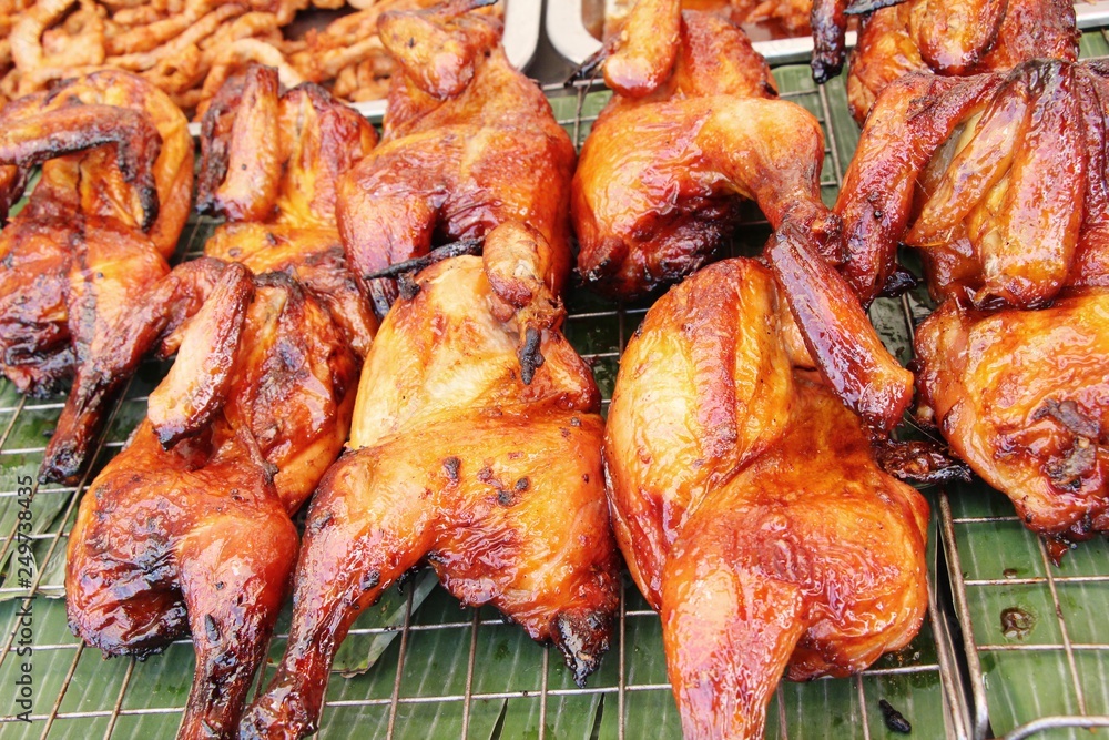 Naklejka premium Grilled chicken is delicious at street food