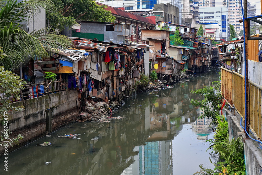 Obraz premium Shack crowded banks-Estero de San Lazaro channel. Binondo Chinatown-Manila-Philippines-1009