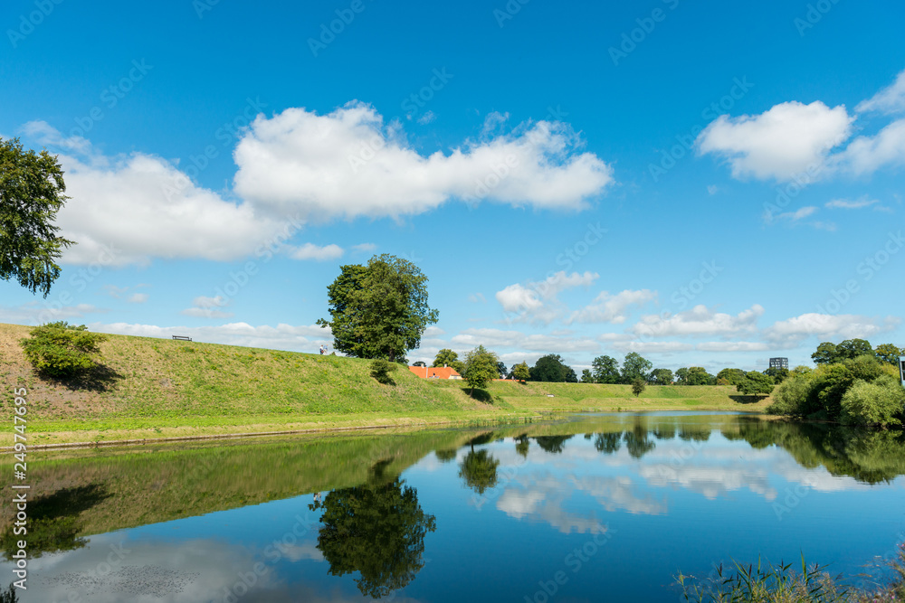 Fototapeta krajobraz z jeziorem i błękitnym niebem