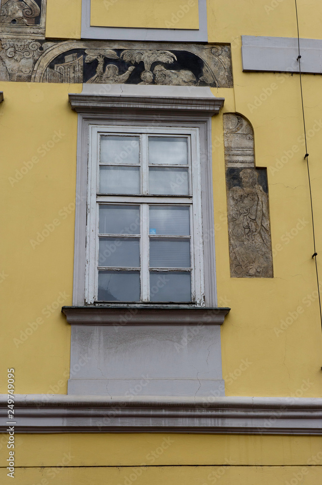 fenetre sur un mur jaune avec sgraffites à Prague