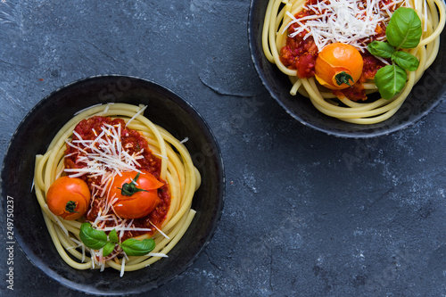 makaron z sosem pomidorowym spaghetti