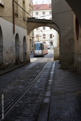Petite rue sombre avec tramway au fond à Pargue © Phil Jobs