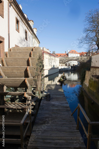 Moulin avec roue à Aube dans la ville de Prague