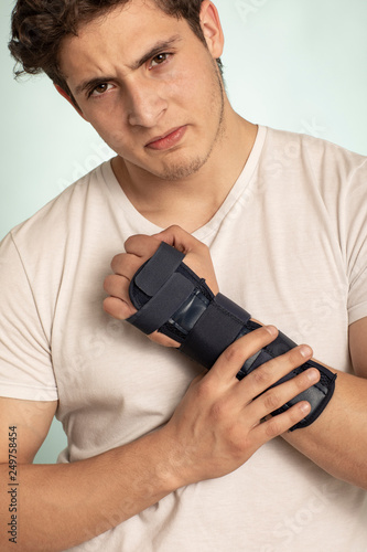 Man hand with adjustable immobilizer.