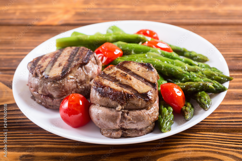 Grilled filet mignon with asparagus and tomatoes Grilled filet mignon with asparagus and tomatoes