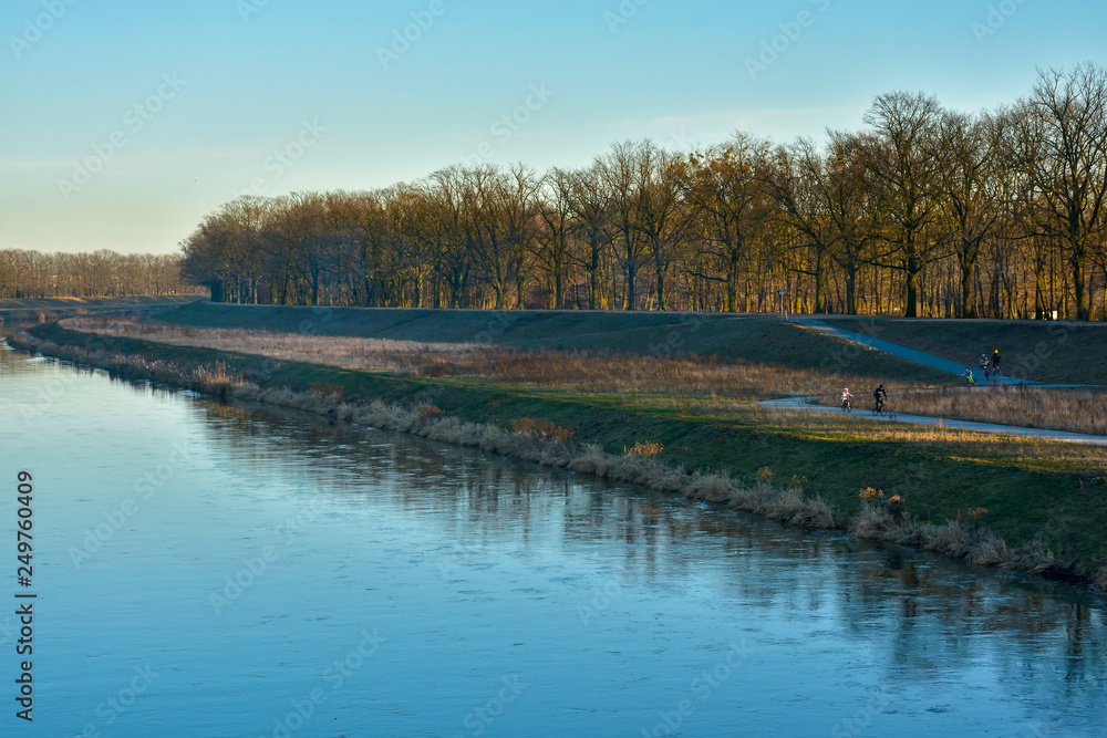 Rzeka Odra przy zachodzącym słońcu - panorama Rzeka Odra przy zachodzącym słońcu - panorama