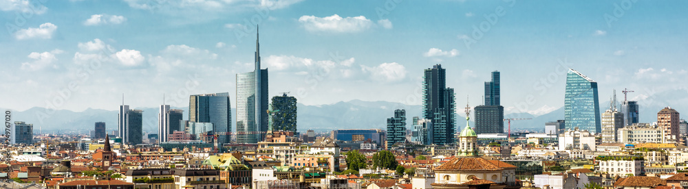 Fototapeta premium Panoramiczny widok Mediolan w lecie od above, Włochy