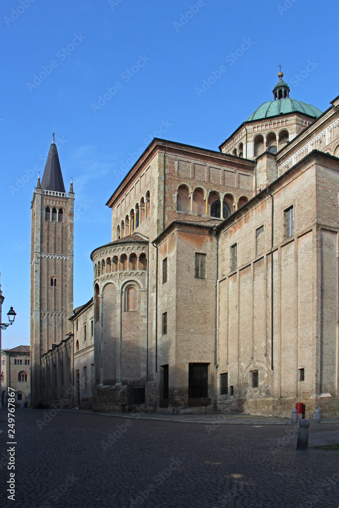 il Duomo di Parma e il campanile; vista dal lato dell'abside