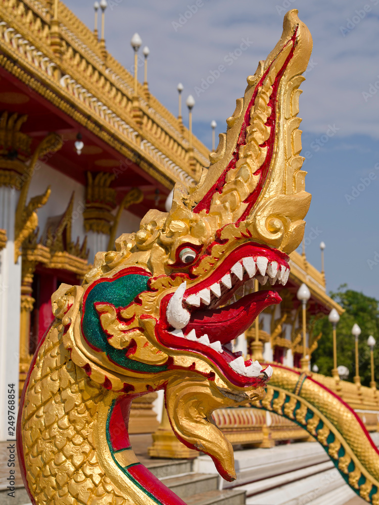 Fototapeta premium Tête de Naga à l'entrée du Grand temple de Khon kaen en Thaïlandee