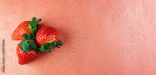 FRESAS ROJAS SOBRE FONDO ILUMINADO ROSA photo