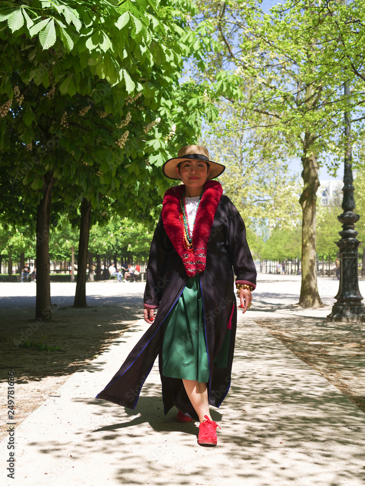 Touiste asiatique ethnie yao marchant au jardin des tuileries