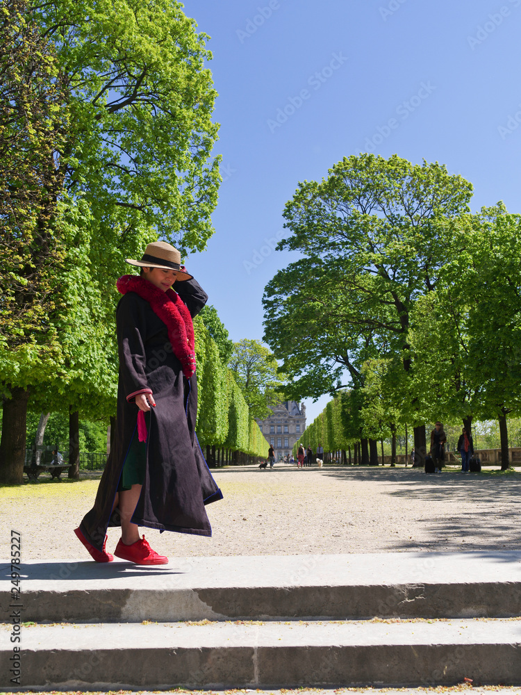 Touiste asiatique ethnie yao marchant au jardin des tuileries Touiste asiatique ethnie yao marchant au jardin des tuileries
