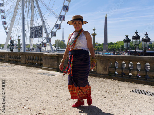 Femme au jardin des tuileries avec la grande roue en arrière plan photo