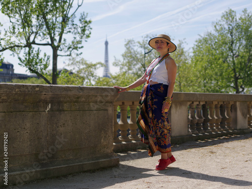 Femme au jardin des tuileries avec la tour eiffel en arrière plan
