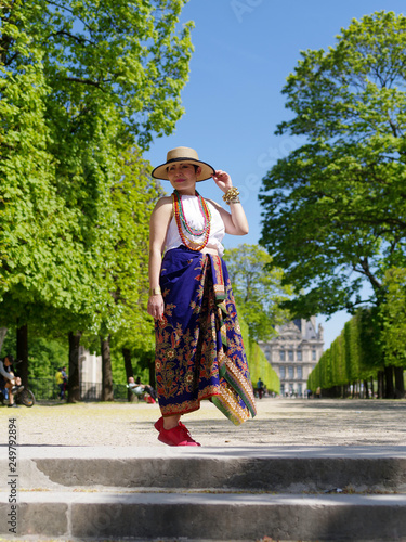 Femme prenant le soleil dans une allée du jardin des tuileries à Paris