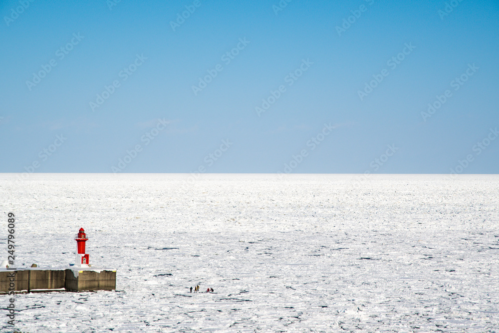 冬の知床・ウトロ　流氷のオホーツク海（北海道・斜里町・ウトロ）