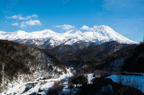 Obraz na plátně 冬の知床　雪に覆われた知床連山と岩尾別（北海道・斜里町・岩尾別）