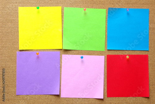 コルクボードに画鋲で止めてある6枚の色紙の紙片 Stock Photo Adobe Stock