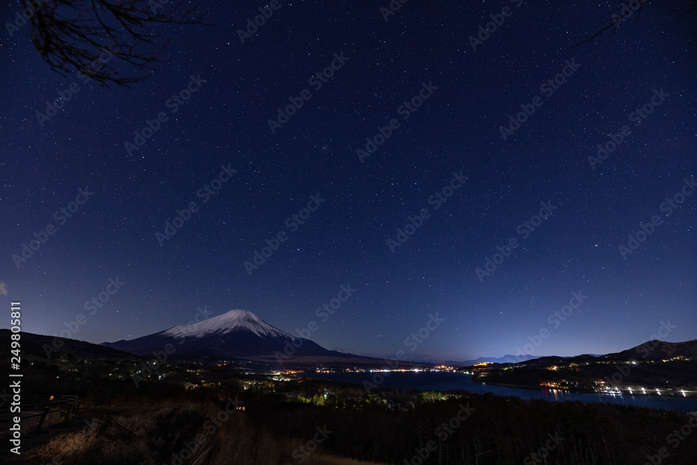 星空の富士山と山中湖