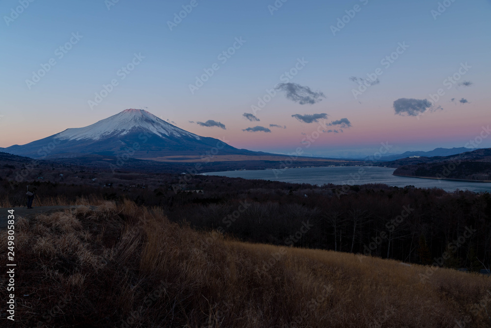 早朝の山中湖と富士山