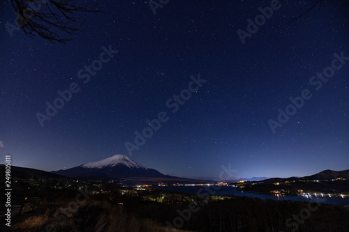 星空の富士山と山中湖 © @Atsuhiko_Kodama