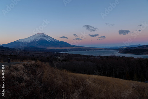 早朝の山中湖と富士山