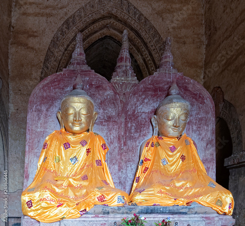 Fotografie Burma, Asia - Buddha statues in the city of temples in Bagan.